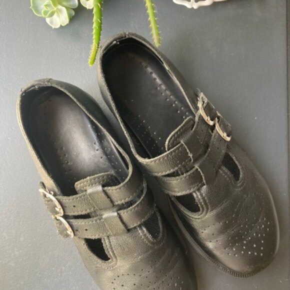 Black Women's Mary Jane Shoes - Picture 2 of 11